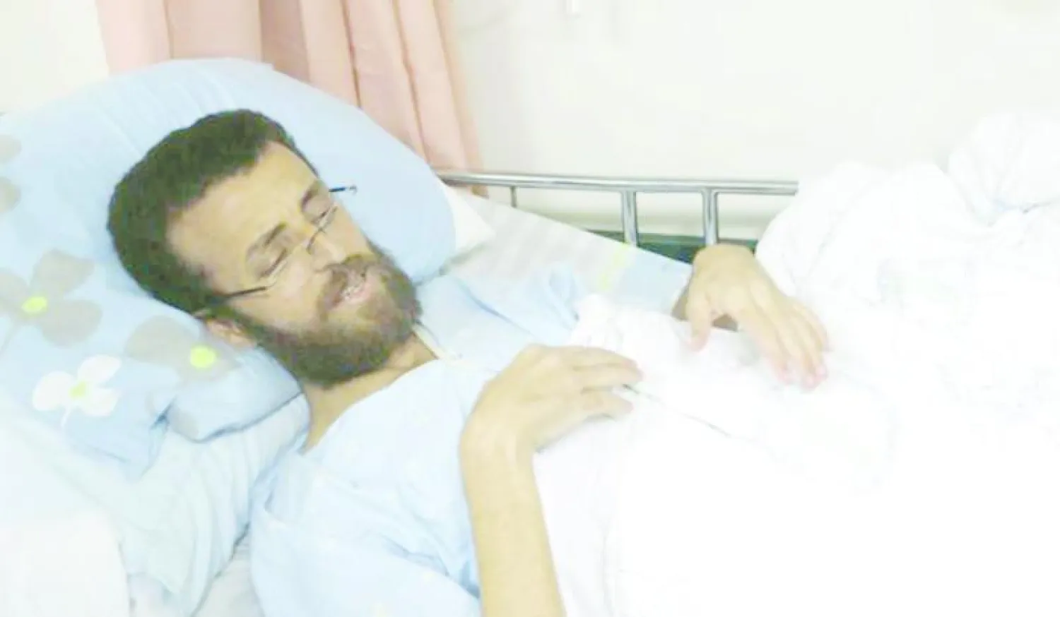 الصحافي الفلسطيني المعتقل لدى إسرائيل محمد القيق (رويترز)