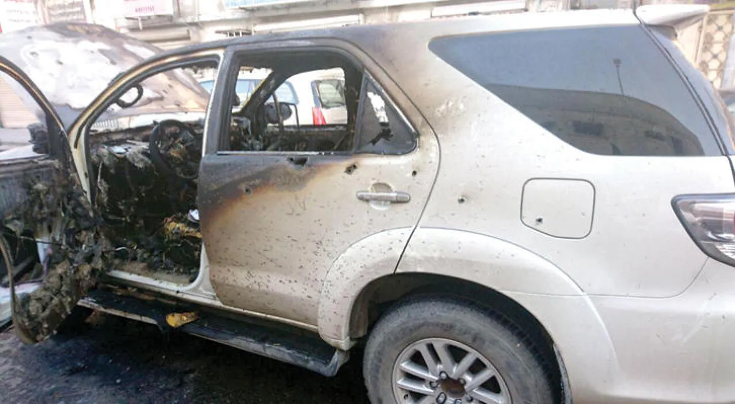 سيارة تعرضت لإطلاق نار من قبل المطلوب الأمني الذي بادر بمهاجمة الأمن في القطيف أمس (واس)