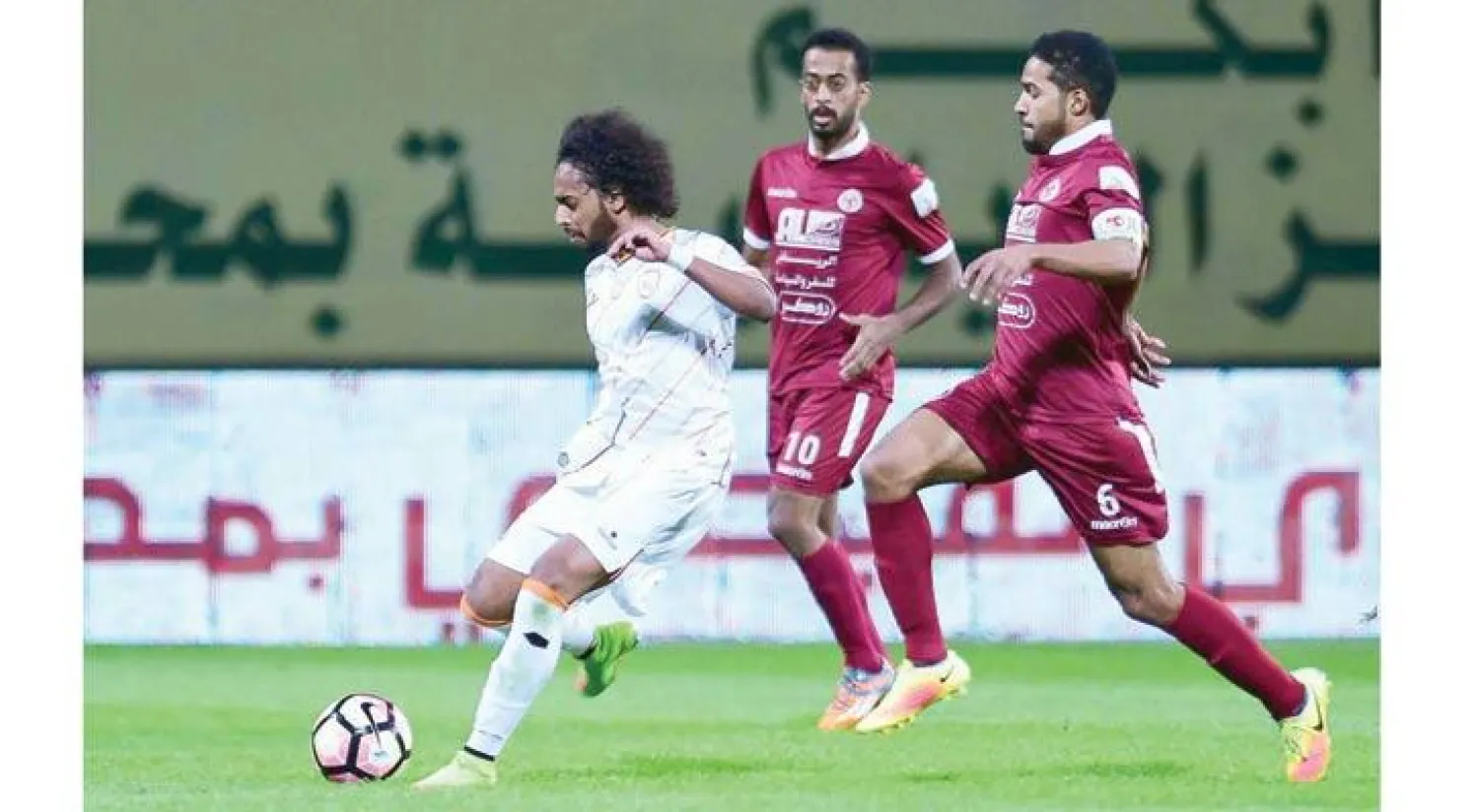 من مواجهة سابقة بين الشباب والفيصلي (إ.ب.أ)