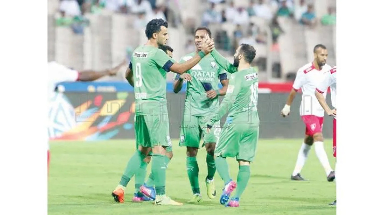 لاعبو الأهلي يحتفلون بأحد أهدافهم في الوحدة (تصوير: أحمد حشاد)