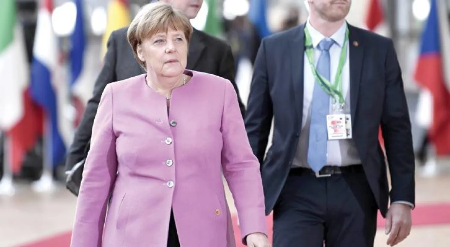 المستشارة الألمانية انجيلا ميركل لدى وصولها مبنى الأتحاد الأوروبي في بروكسل لحضور القمة الأوروبية (أ.ف.ب)