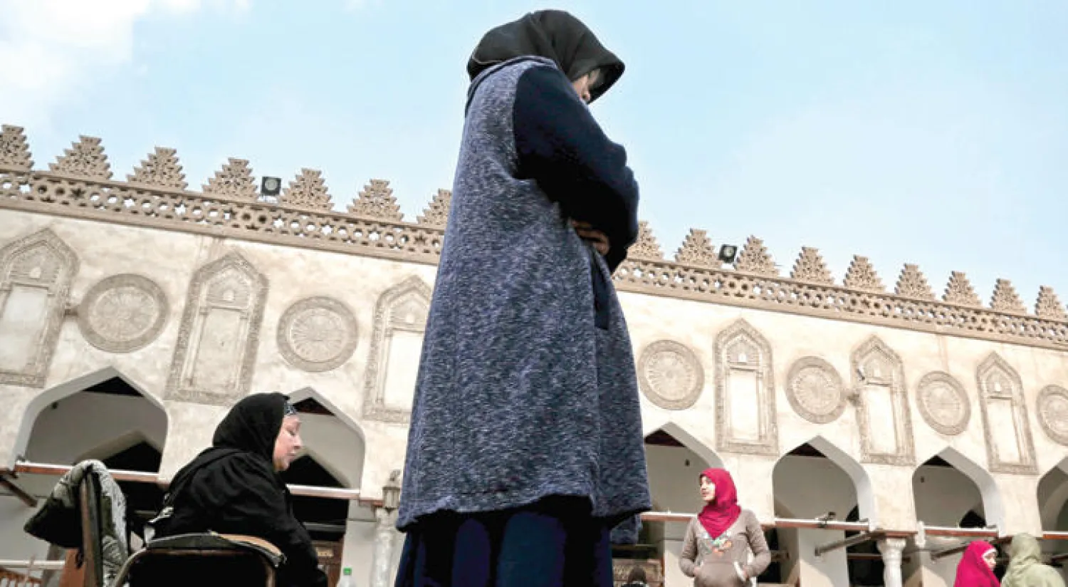 اندونيسية تؤدي الصلاة مع أخريات في جامع الأزهر بالقاهرة (أ.ب)