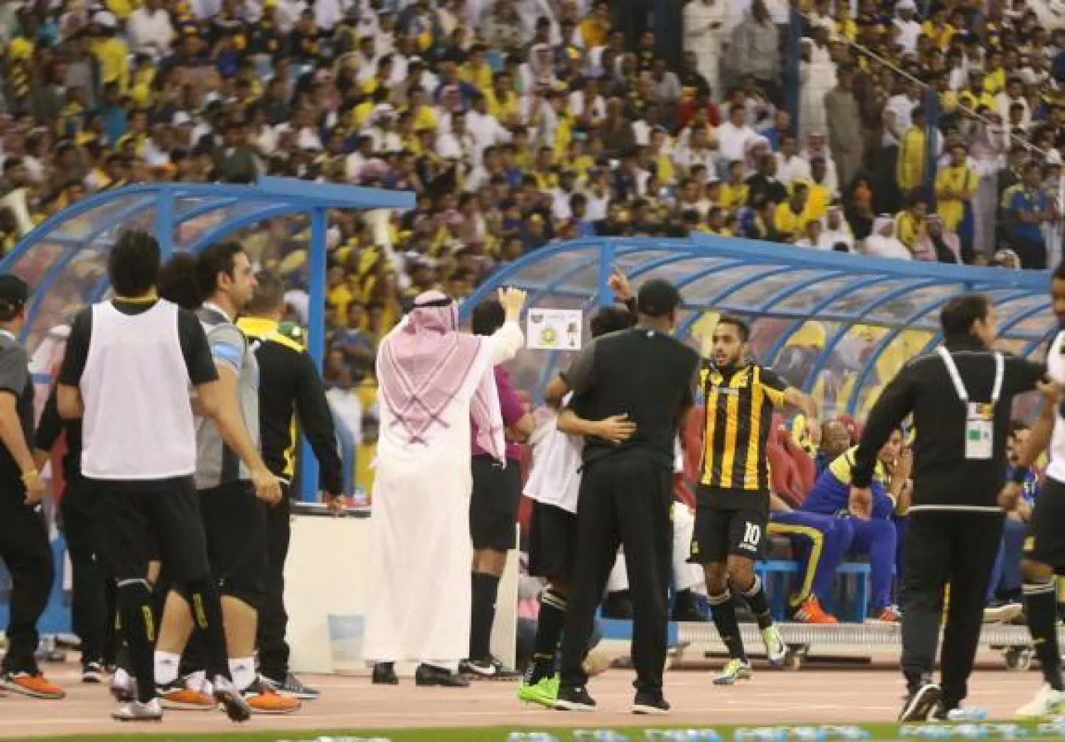 فرحة لاعبي الاتحاد السعودي بعد الهدف الأول في مرمى النصر عن طريق محمود كهربا (إ.ب.أ)