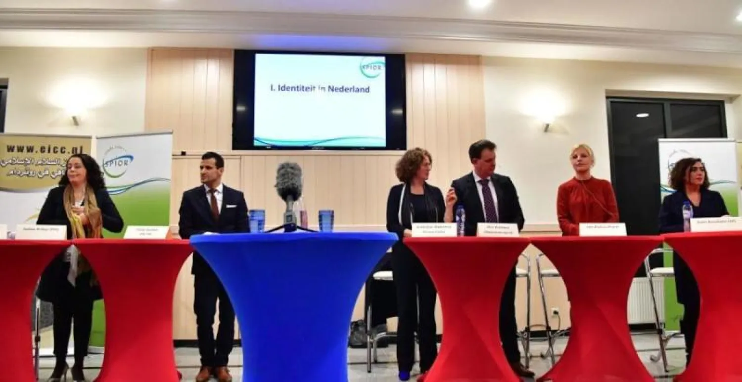 جانب من الحلقة النقاشية في مسجد رياض السلام في روتردام (رويترز)