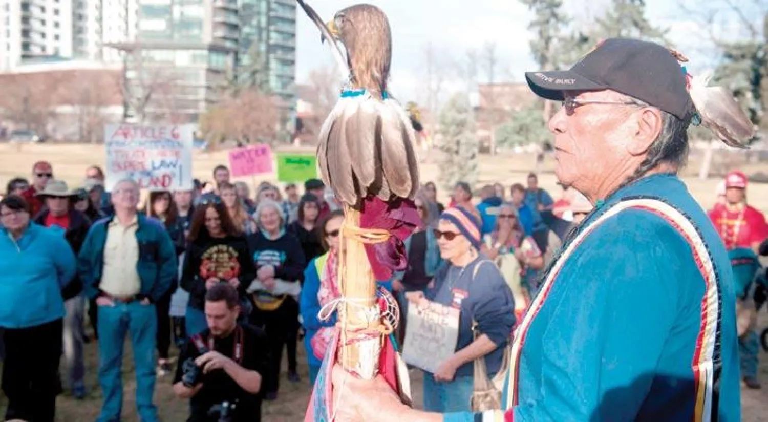 مسيرة لناشطين في حقوق السكان الأصليين في دنفر أمس (أ.ف.ب)