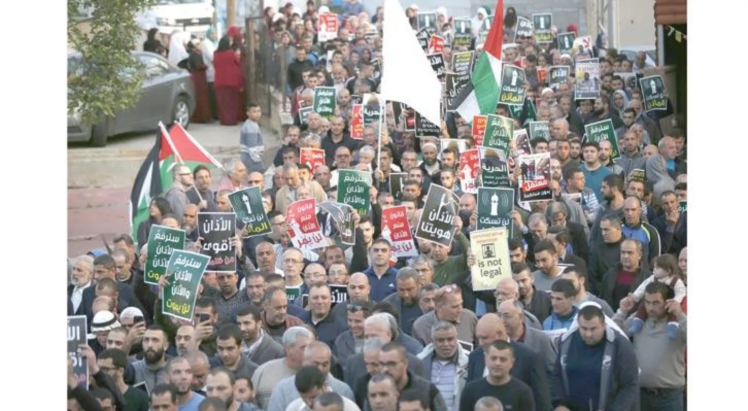 «عرب 48» يتظاهرون ضد مشروع قانون منع الأذان بالقرب من عكا أمس (أ.ف.ب)