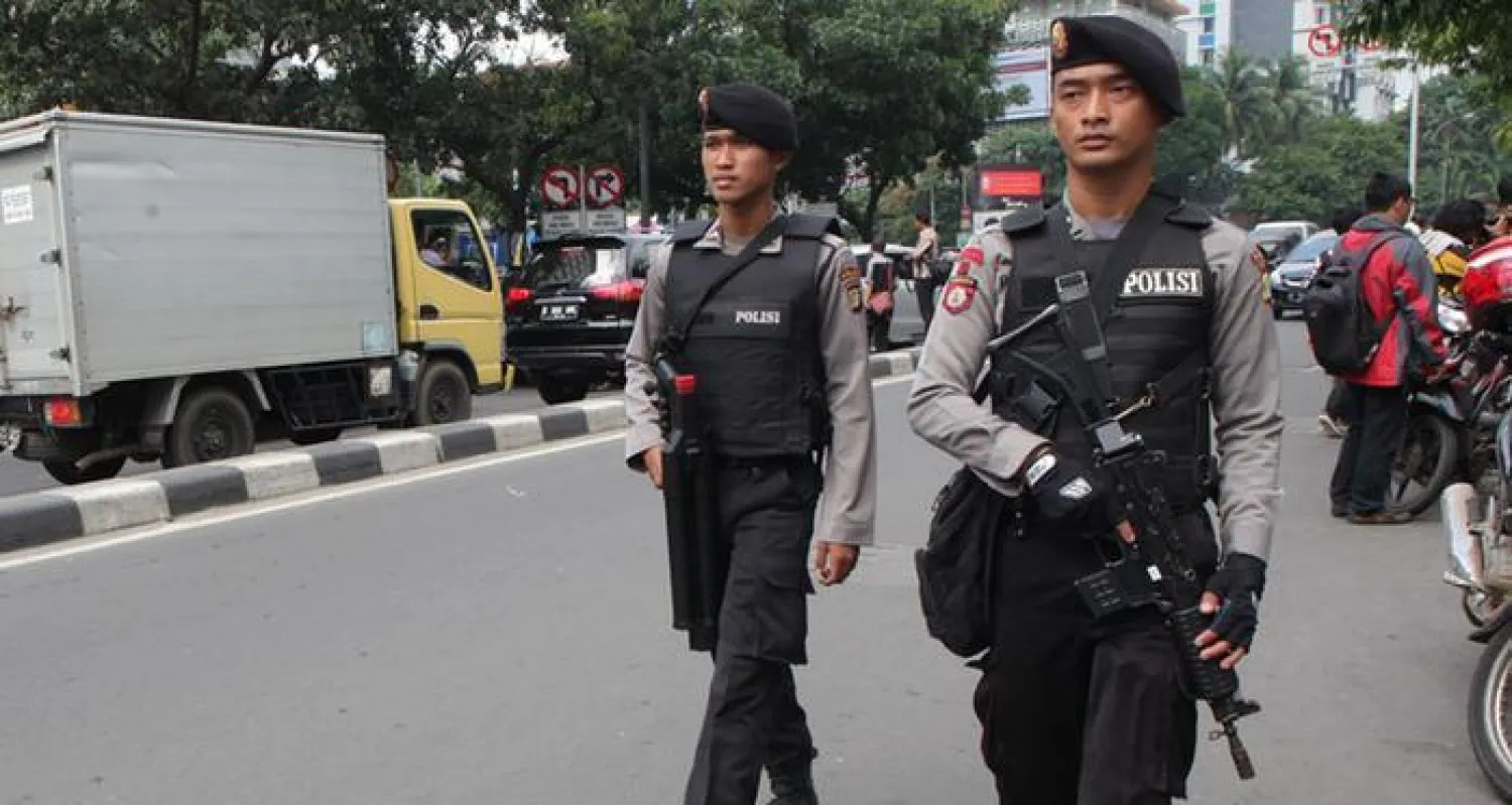 عناصر من الشرطة الإندونيسية (رويترز)
