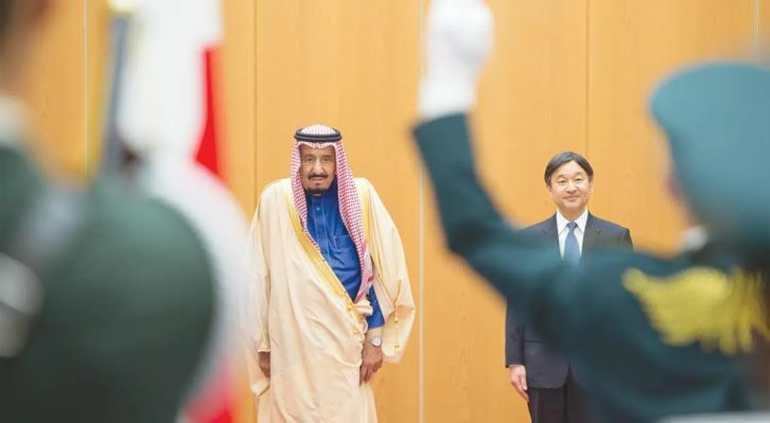 خادم الحرمين الشريفين يستعرض حرس الشرف مع ولي العهد الياباني لدى وصوله إلى طوكيو أمس (واس)
