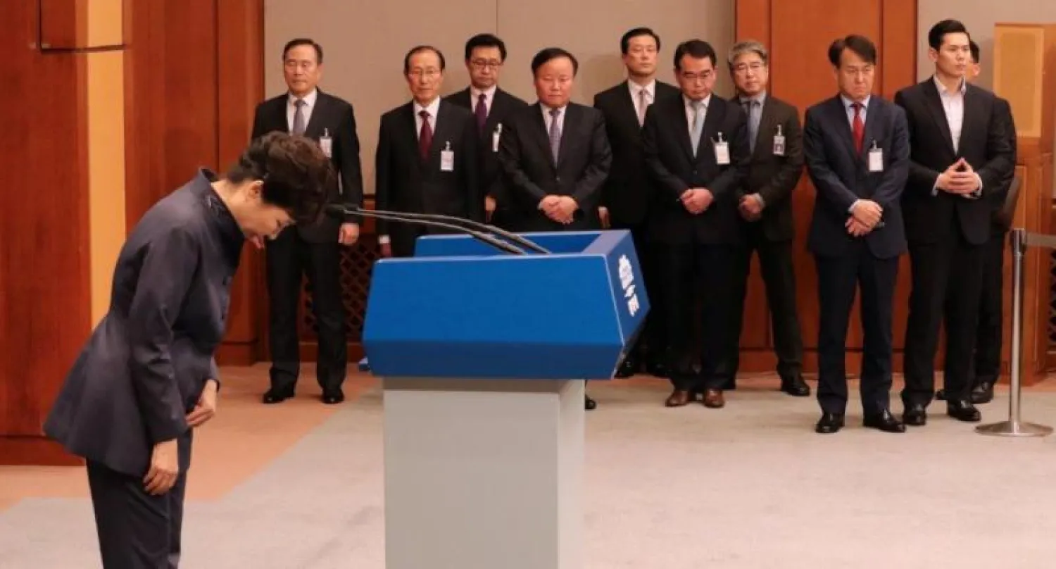 رئيسة كوريا الجنوبية تنحني بعد نشر بيان اعتذار للجمهور أثناء مؤتمر صحافي في البيت الأزرق الرئاسي بسيول (رويترز)