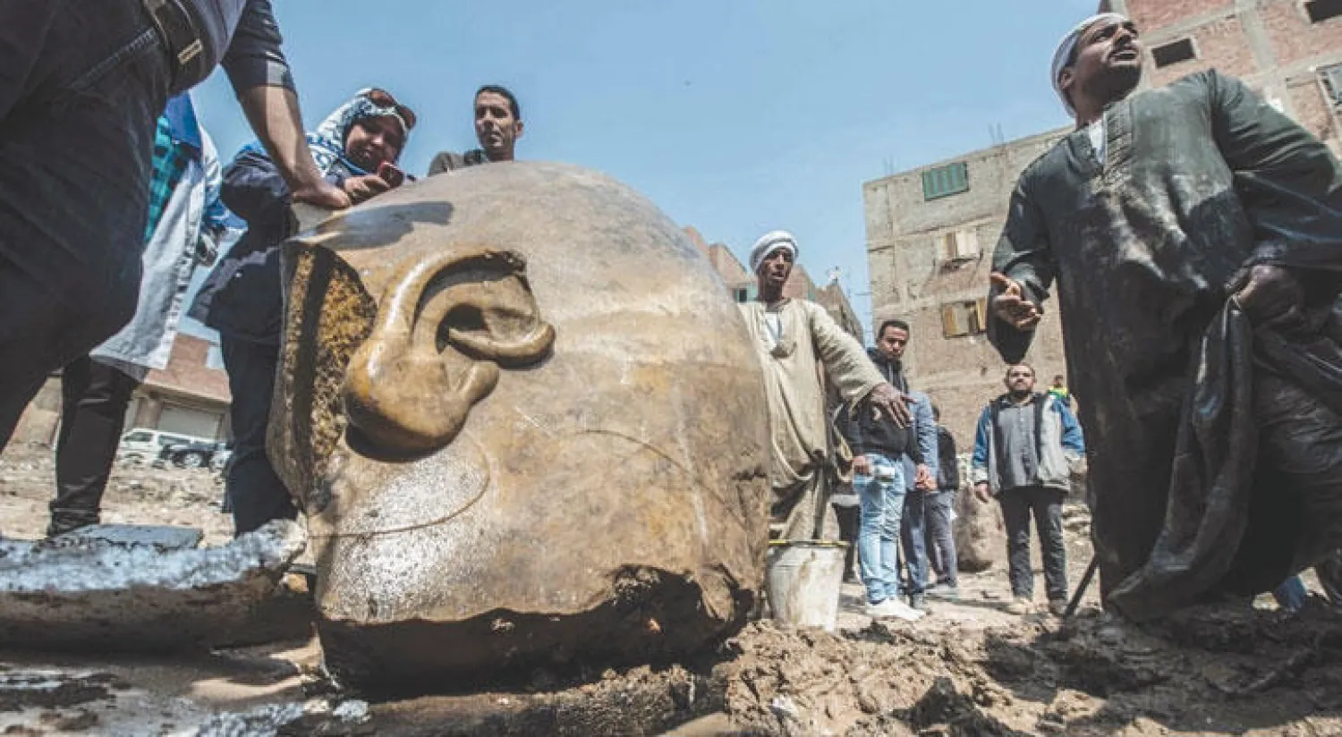 عملية استخراج التمثال بجرافات آلية