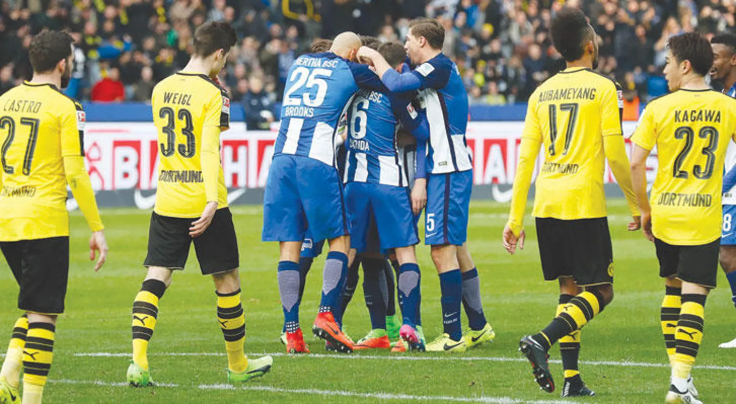 لاعبو دورتموند يتحسرون بعد الخسارة أمام هيرتا برلين (إ.ب.أ)