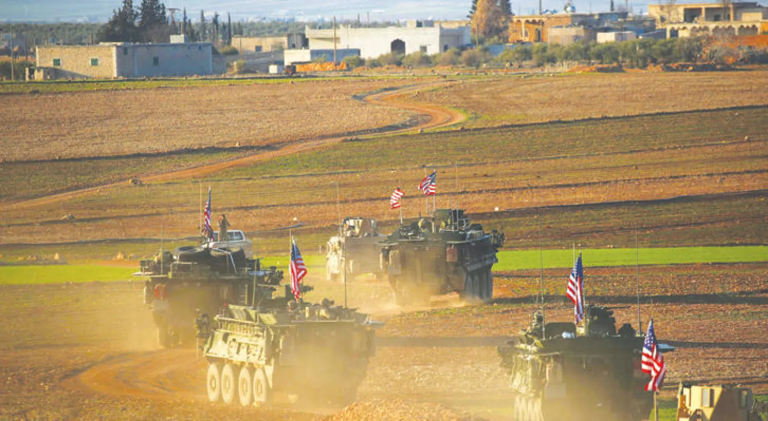 عربات عسكرية تابعة للقوات الأميركية قرب ريف منبج شمال سوريا ضمن القوات التي أعلن البنتاغون أنه أرسلها الأسبوع الماضي إلى هناك للفصل بين القوى المتنافسة (أ.ف.ب)