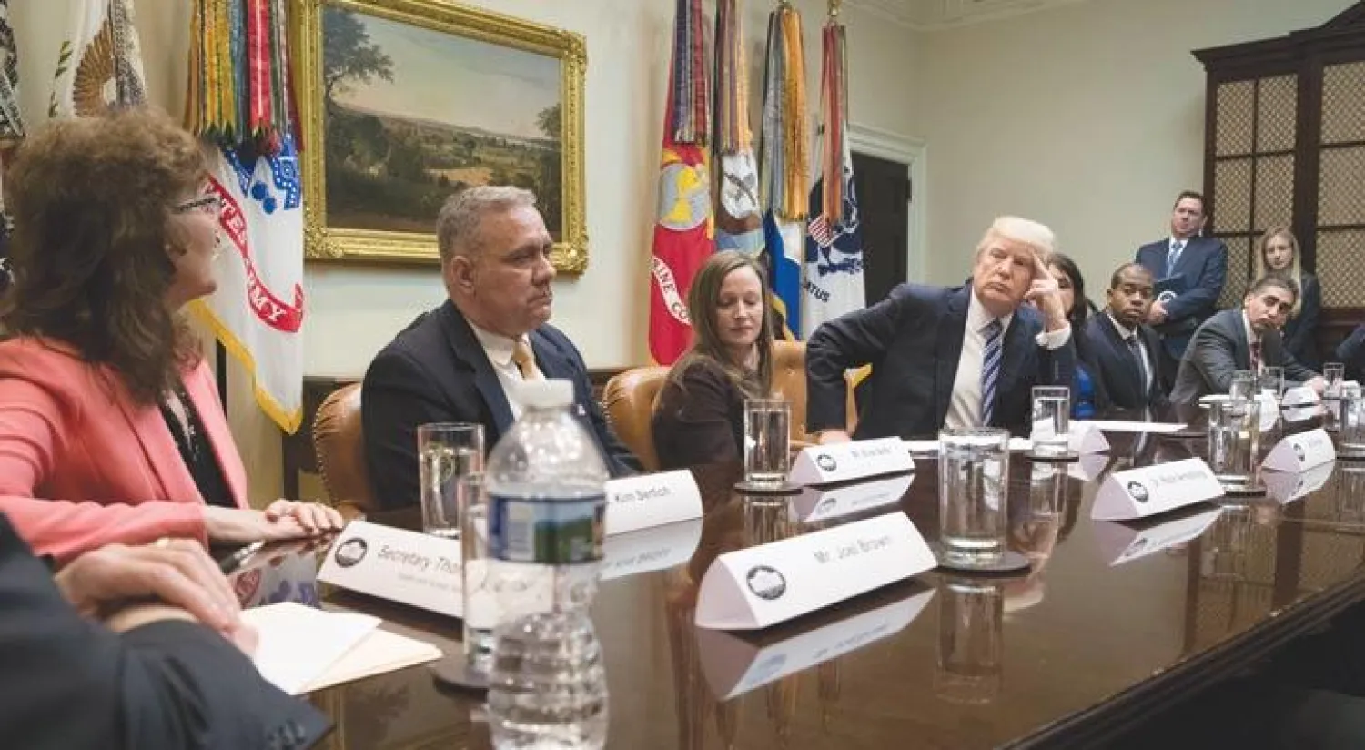 الرئيس الأميركي يعقد اجتماعاً حول استبدال «أوباما كير» في البيت الأبيض أمس (إ.ب.أ)