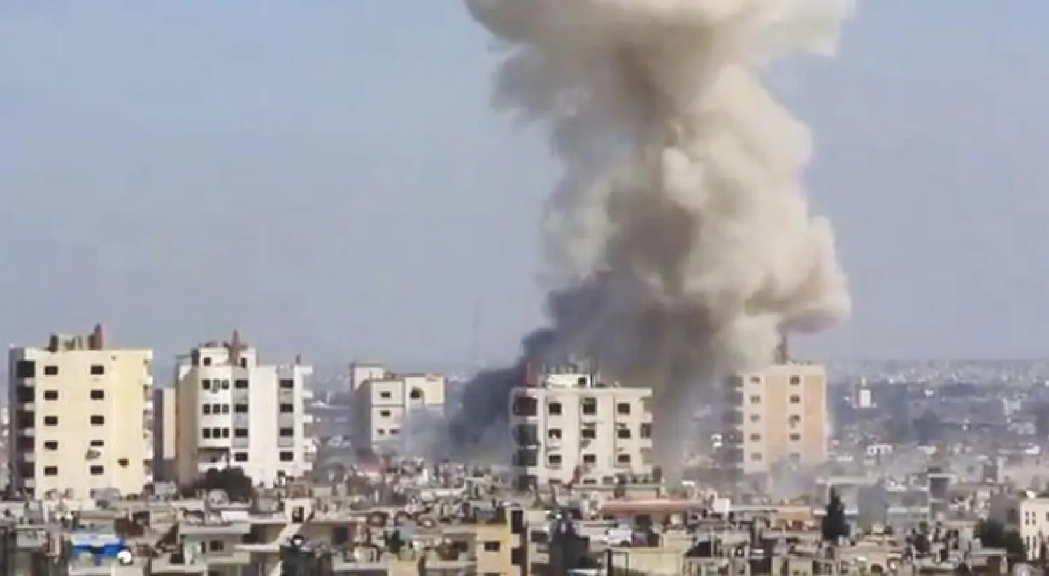 صورة مقتطعة من فيديو لقصف طيران النظام المكثف على حي الوعر بمدينة حمص نهاية الشهر الماضي (رويترز)