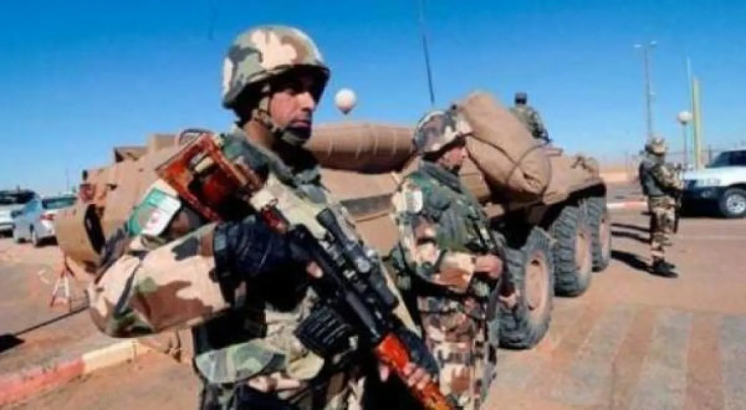 الجيش الجزائري (رويترز)