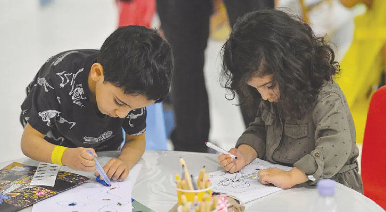 شارك الأطفال ذويهم في الحضور إلى معرض الكتاب الذي تضمن كثيراً من الفعاليات لهم