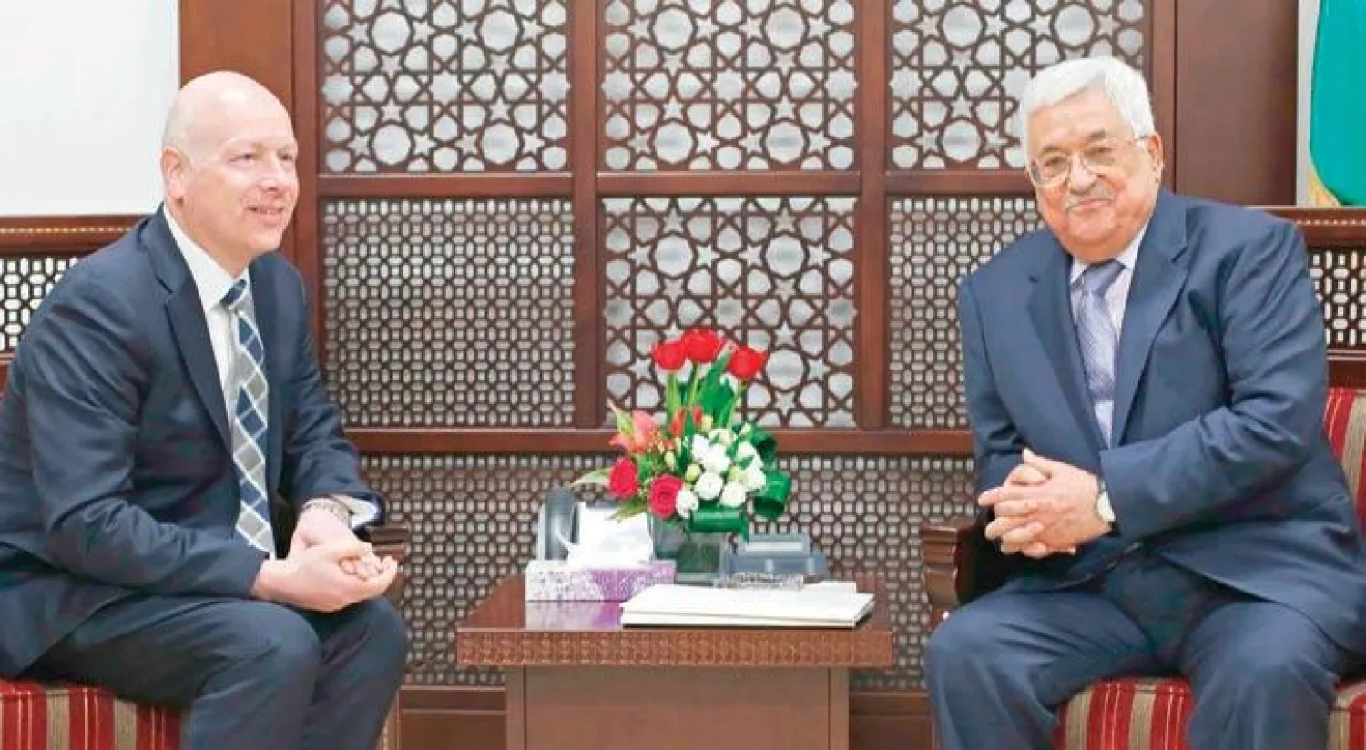 عباس و غرينبلات خلال محادثاتهما في رام الله أمس (أ.ف.ب)