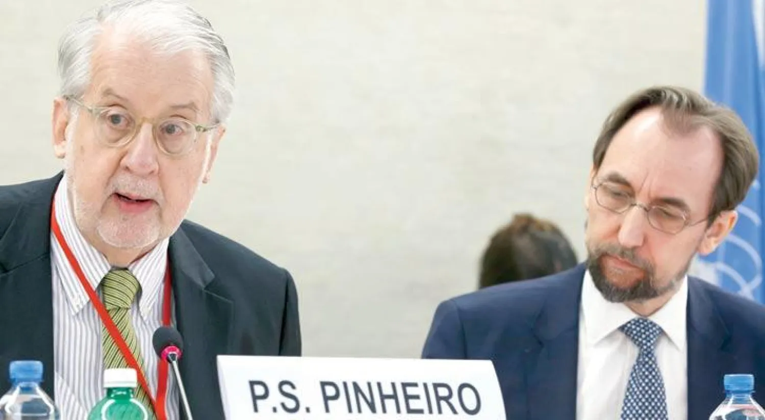 المفوض السامي الأمير زيد بن رعد ورئيس لجنة التحقيق بشأن سوريا البرازيلي باولو في جنيف أمس (إ.ب.أ)