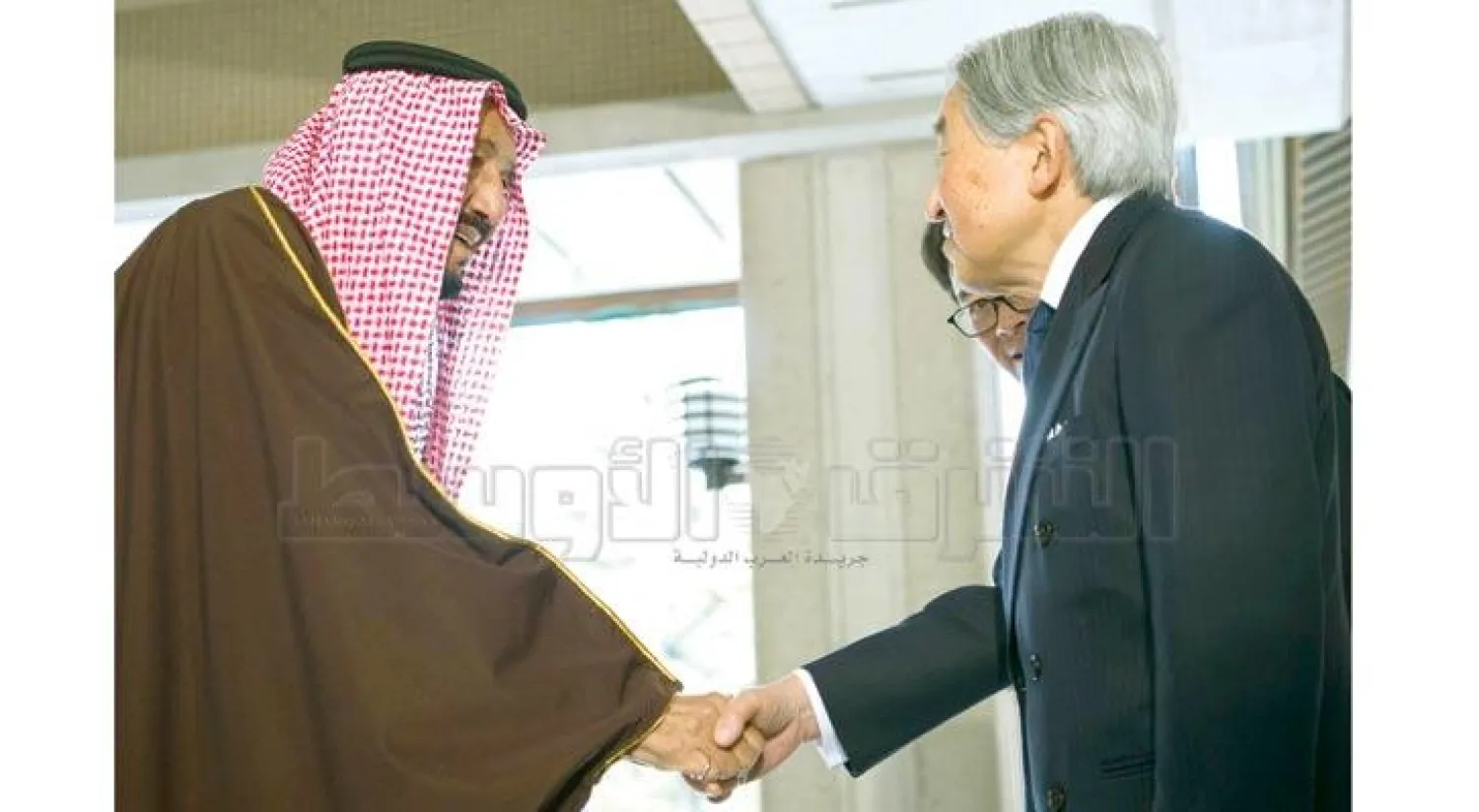 إمبراطور اليابان أكيهيتو لدى استقباله الملك سلمان بن عبد العزيز في قصره بطوكيو أمس (تصوير: بندر الجلعود)