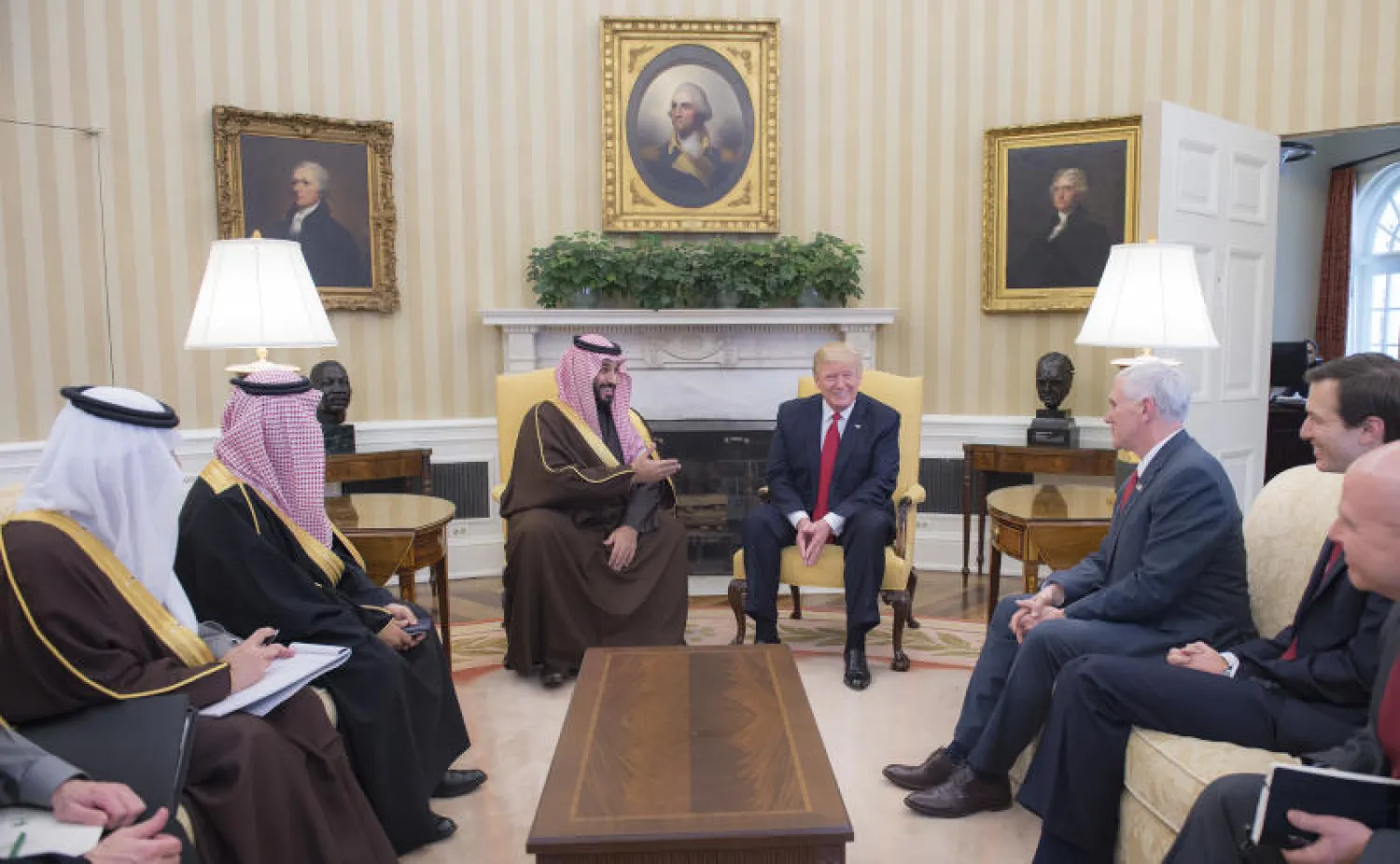 ولي ولي العهد السعودي وإلى جانبه الرئيس ترمب في حديث مع نائب الرئيس الأميركي مايك بنس (الشرق الأوسط)