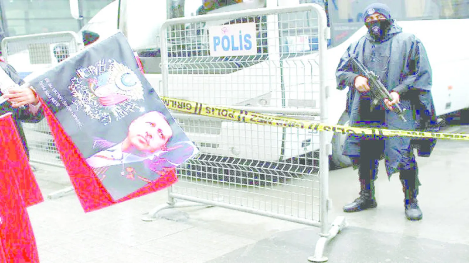 احتجاجات أمام القنصلية الهولندية في إسطنبول (رويترز)