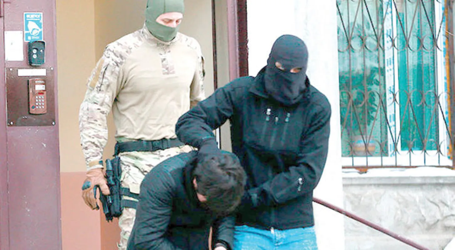 عناصر الأمن الروسي أثناء القبض على الطاجيكي «عظة الله» الذي وصل مطلع مارس قادماً من سوريا