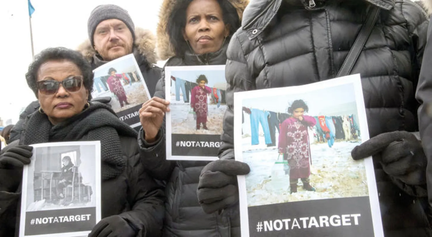 موظفو الأمم المتحدة في وقفة صمت أمام المبنى الرئيسي للمنظمة الدولية أمس في الذكرى السادسة للنزاع في سوريا رافعين صوراً تعبر عن احتجاجهم على معاناة المدنيين والأطفال تحديداً (أ.ب)