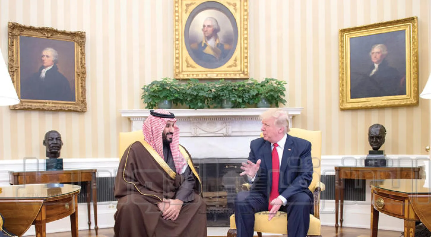 الرئيس الأميركي دونالد ترمب والأمير محمد بن سلمان ولي ولي العهد السعودي خلال لقاء العمل في البيت الأبيض بالعاصمة واشنطن («الشرق الأوسط»)