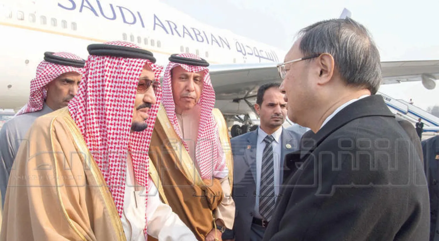 خادم الحرمين الشريفين لدى وصوله إلى بكين أمس ويبدو في استقباله مستشار الدولة يانغ غيتشي