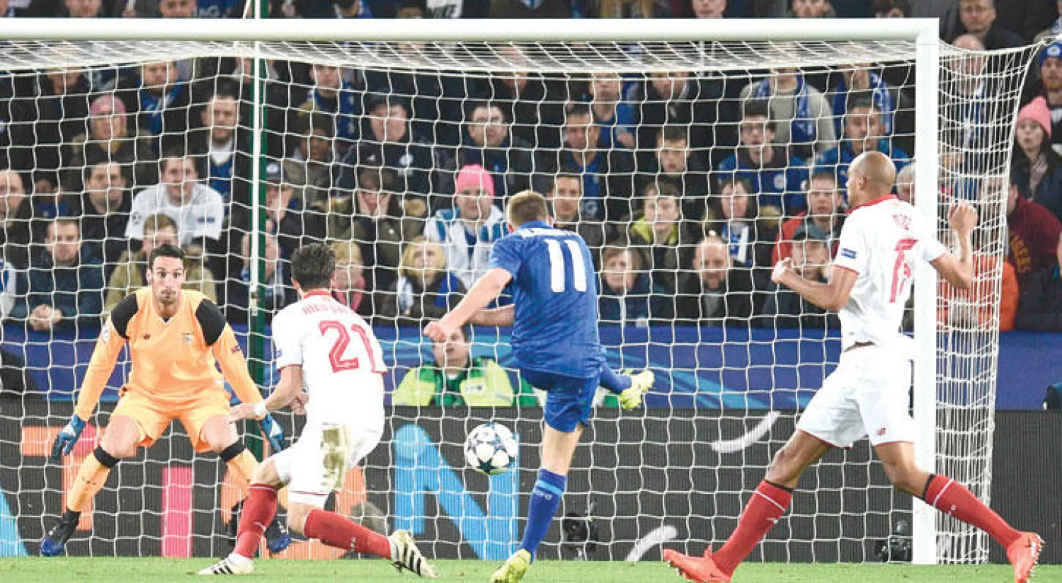 أولبرايتون لاعب ليستر يسجل الهدف الثاني الذي حسم الفوز لفريقه على إشبيلية (أ.ف.ب)