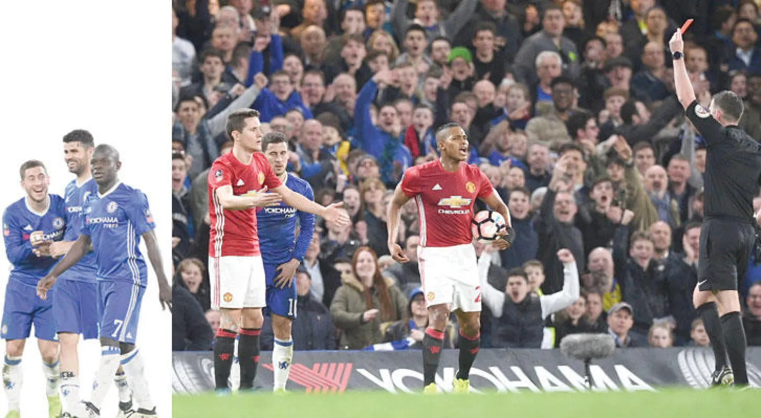 الحكم يشهر البطاقة الحمراء في وجه أندير هيريرا (أ.ف.ب)   -  كانتي يتلقى تهاني كوستا وهازار بهدفه (إ.ب.أ)