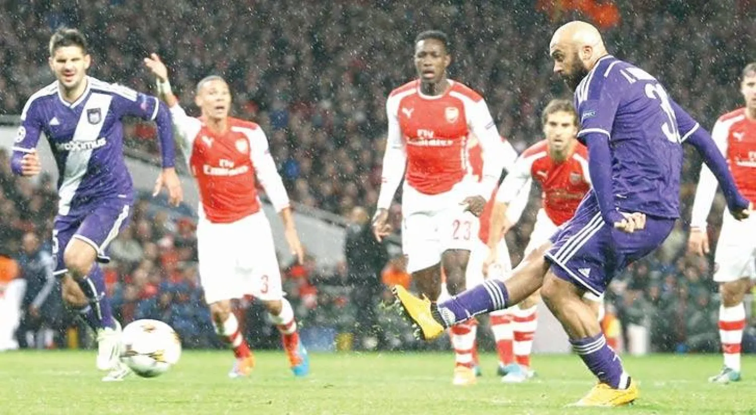 أنتوني نجم إندرلخت يهز شباك آرسنال في دوري أبطال أوروبا