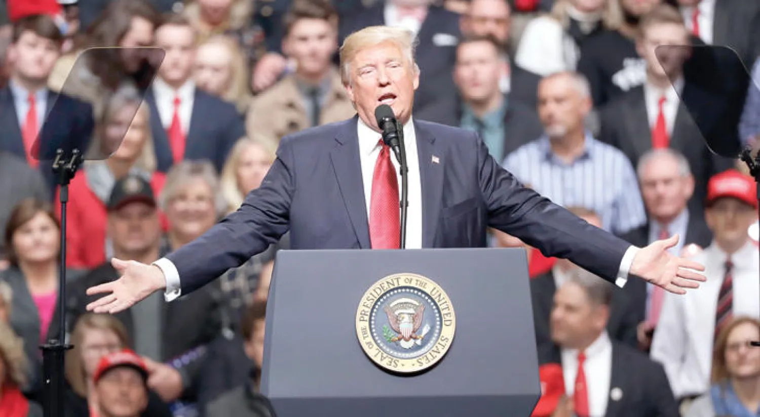 الرئيس الأميركي يخاطب أنصاره في ناشفيل مساء أول من أمس (أ.ب)