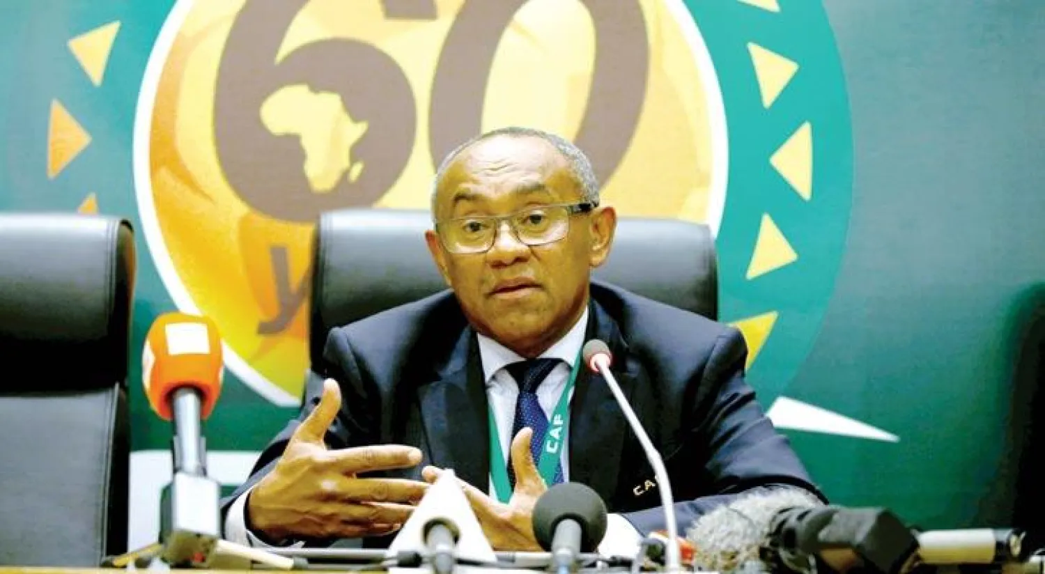 أحمد أحمد خلال مؤتمر صحافي بعد فوزه برئاسة {الكاف} (رويترز)