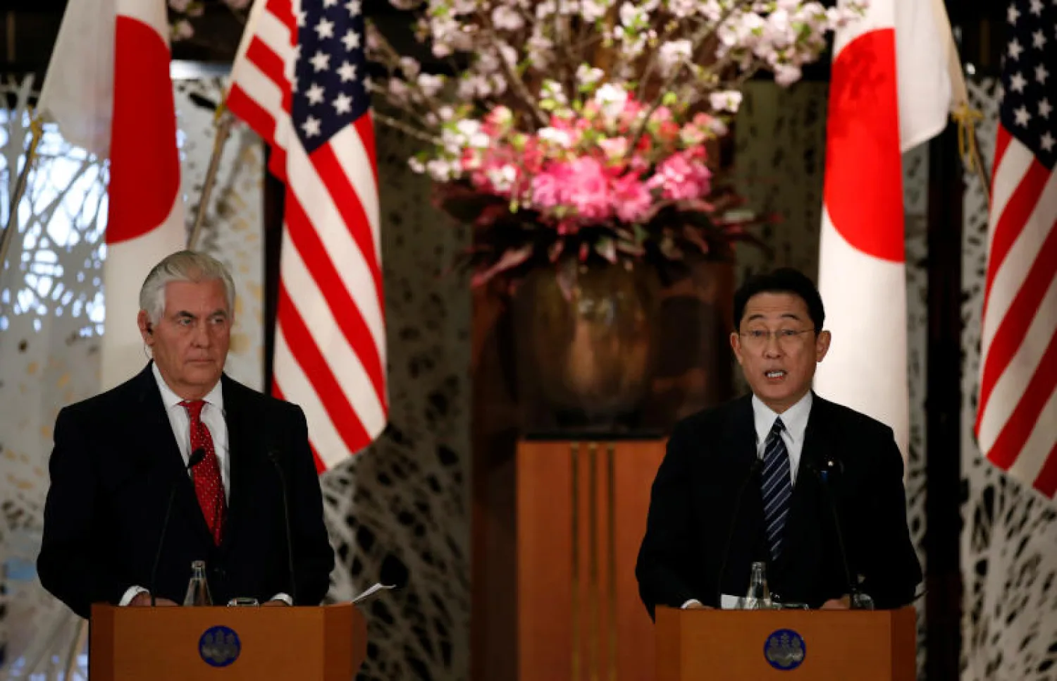 (وزير الخارجية الأميركي ريكس تيلرسون إلى جانب نظيره الياباني فوميو كيشيدا (رويترز