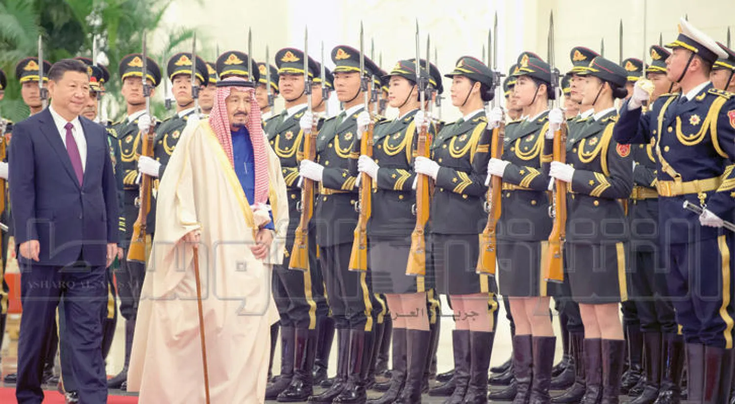 خادم الحرمين الشريفين وإلى جانبه الرئيس الصيني  شي جين بينغ يستعرضان حرس الشرف (تصوير: بندر الجلعود)