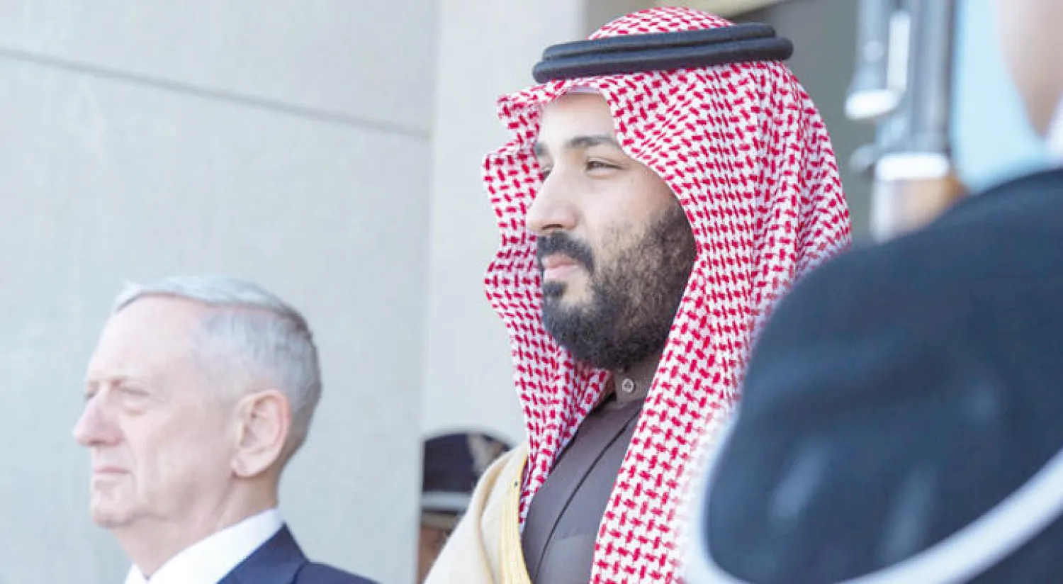 الأمير محمد بن سلمان ولي ولي العهد السعودي خلال مراسم الاستقبال الرسمية في البنتاغون وإلى جانبه وزير الدفاع الأميركي جيمس ماتيس (واس)