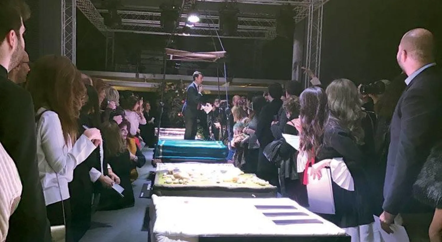 منظر عام للأعمال الفنية التي شاركت في المزاد («الشرق الأوسط»)