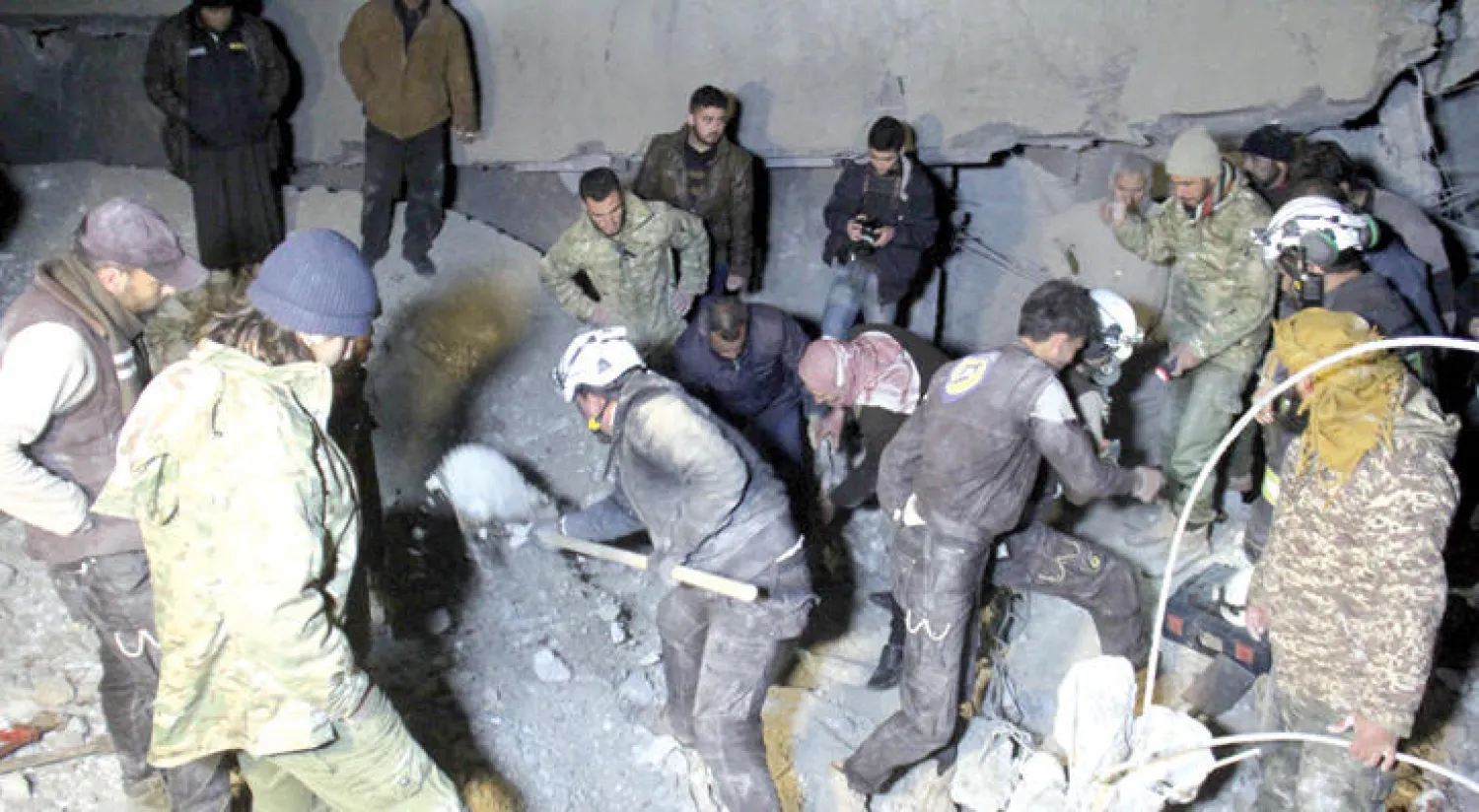 متطوعون في الدفاع المدني السوري يبحثون عن ناجين بين ركام المسجد في حلب (أ.ف.ب)