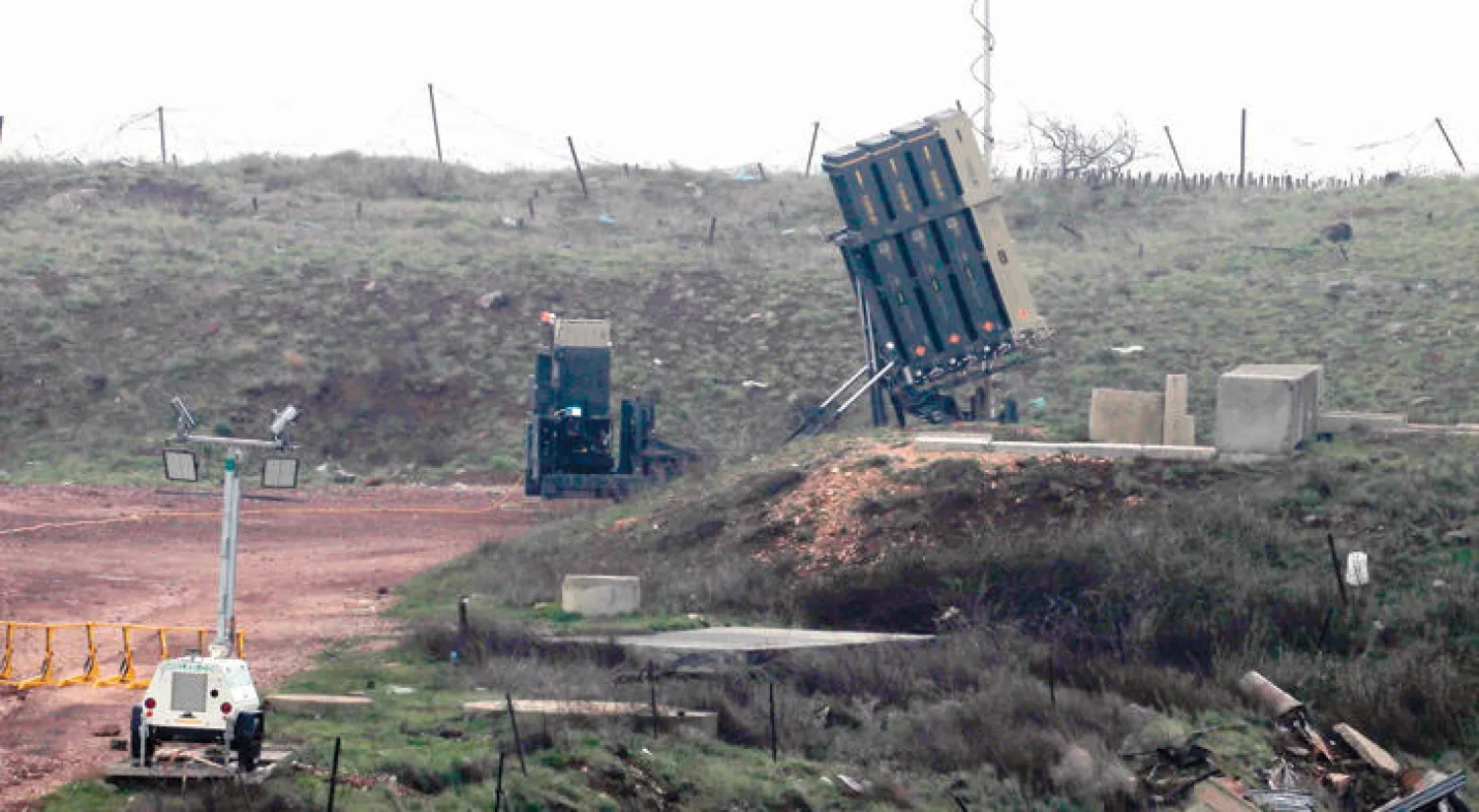 منظر للقبة الحديدية التي أقامتها إسرائيل لتعترض أي صواريخ قصيرة المدى وتدميرها قبل وصولها إلى الهدف (أ.ف.ب)