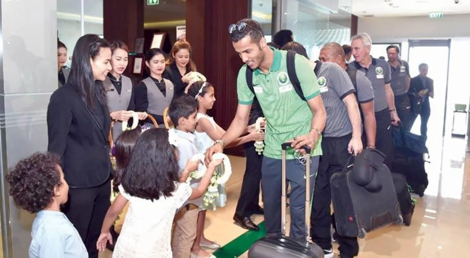 جانب من استقبال المنتخب السعودي في بانكوك أمس (واس)