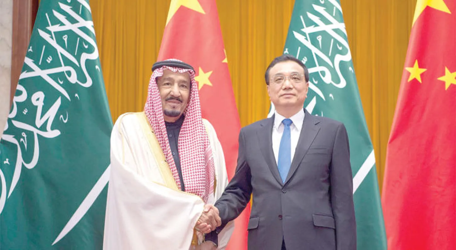 خادم الحرمين خلال لقائه رئيس مجلس الدولة الصيني في بكين أمس (واس)