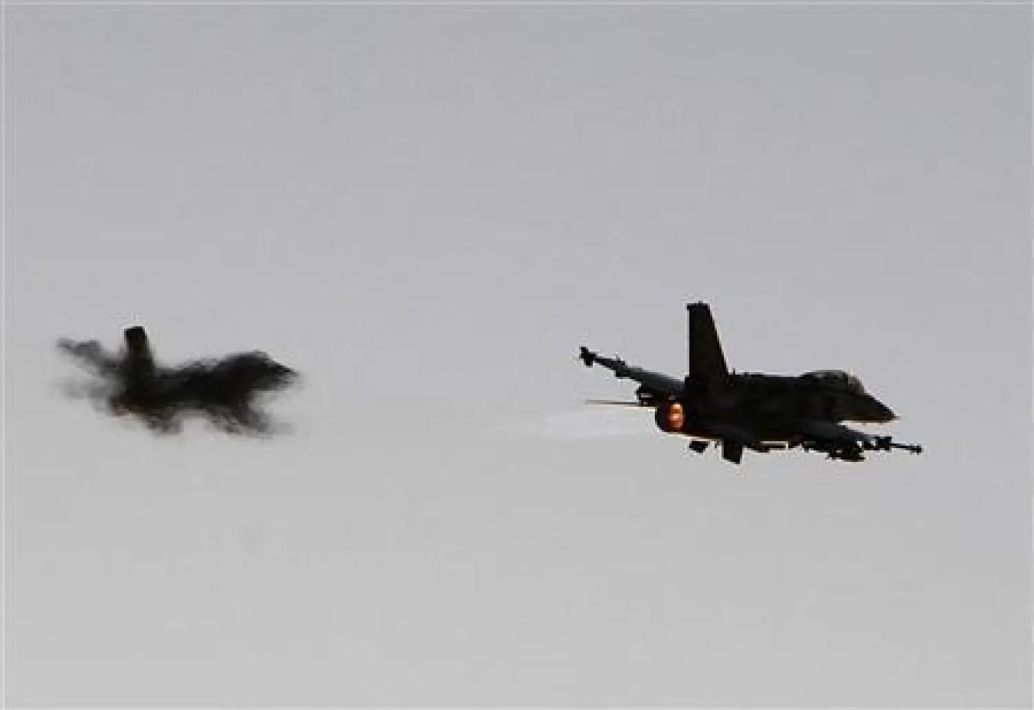 طائرتان حربيتان من طراز إف-16 تابعتان للجيش الإسرائيلي (رويترز)