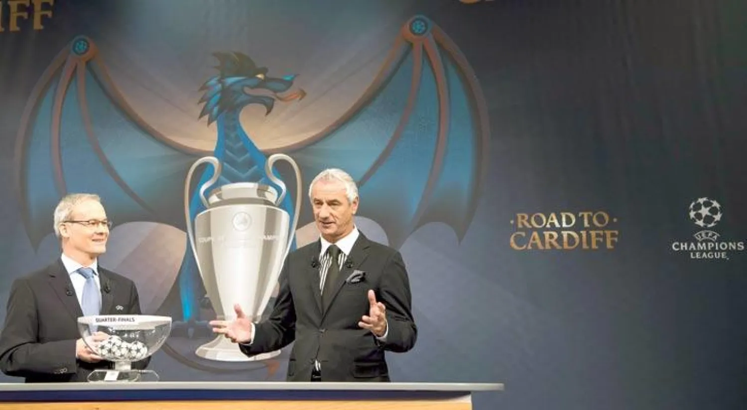 إيان راش أسطورة ليفربول (يمين) وجورجيو ماركيتي مدير المسابقات في  (يويفا) أثناء مراسم إجراء القرعة (إ.ب.أ)