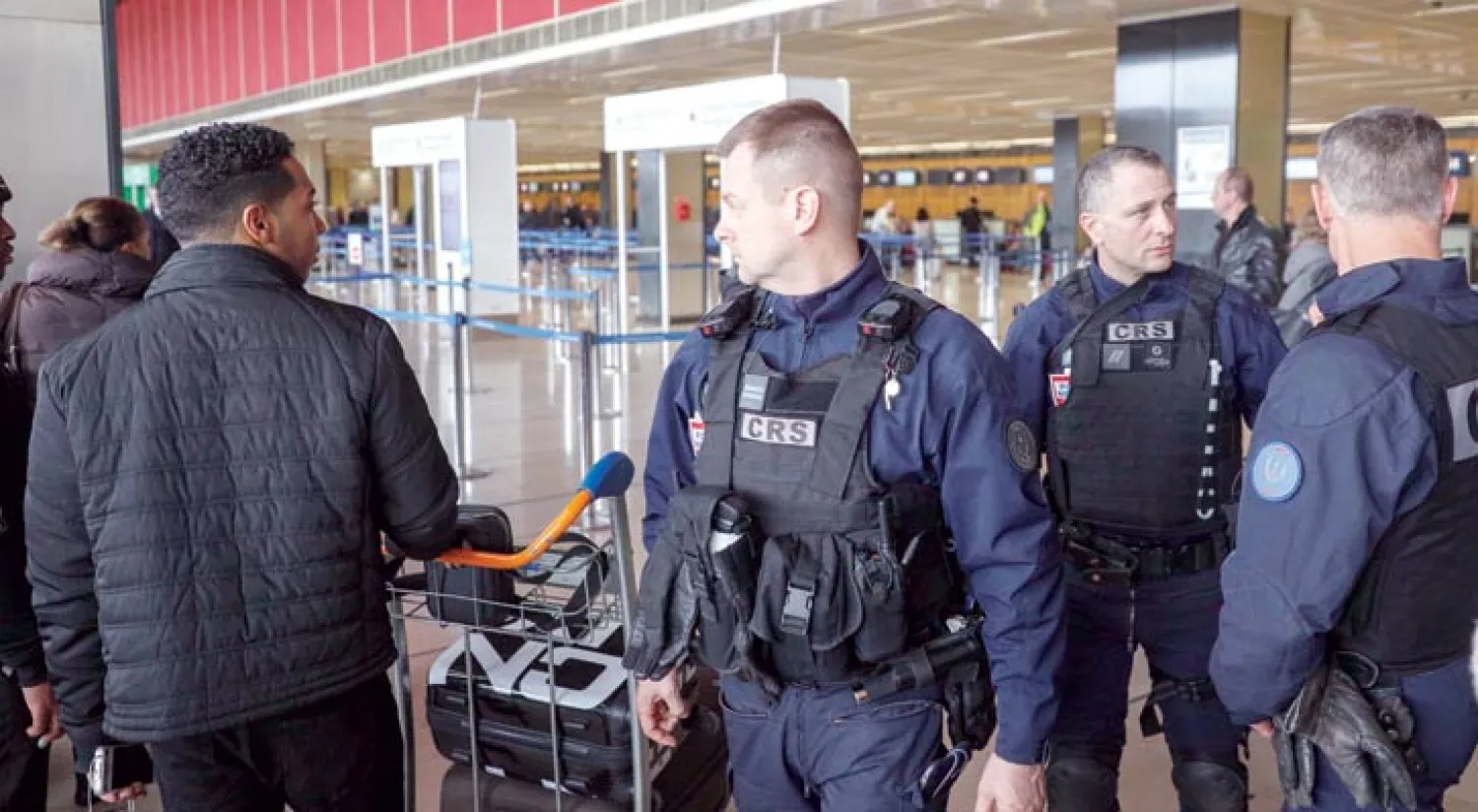 وجود أمني في مطار أورلي عقب محاولة مهاجم انتزاع سلاح جندية في المطار أمس (أ.ب)