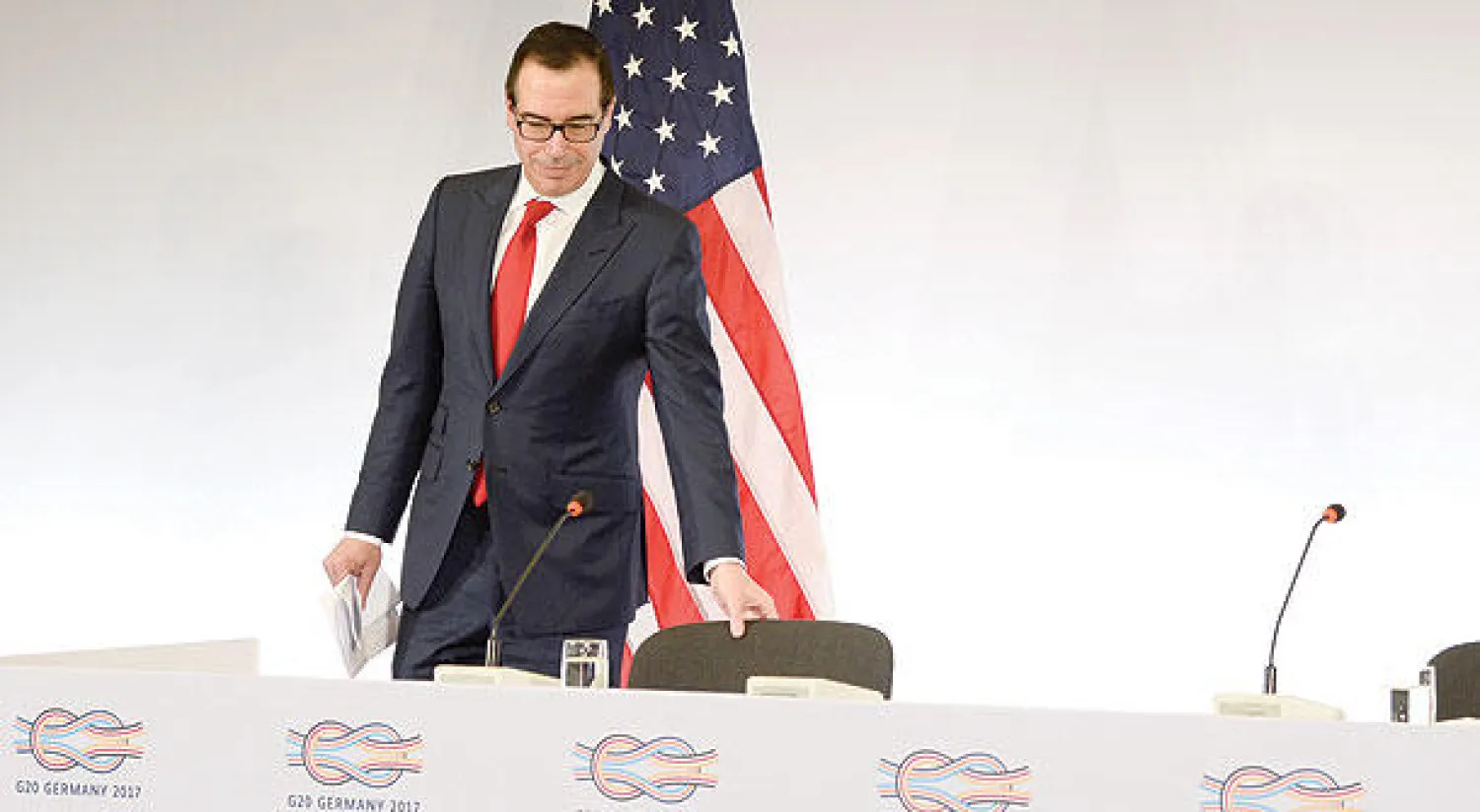 وزير الخزانة الاميركي لدى وصوله لإجراء مؤتمر صحافي على هامش اجتماع «جي 20» في بادن بادن بألمانيا (أ.ف.ب)