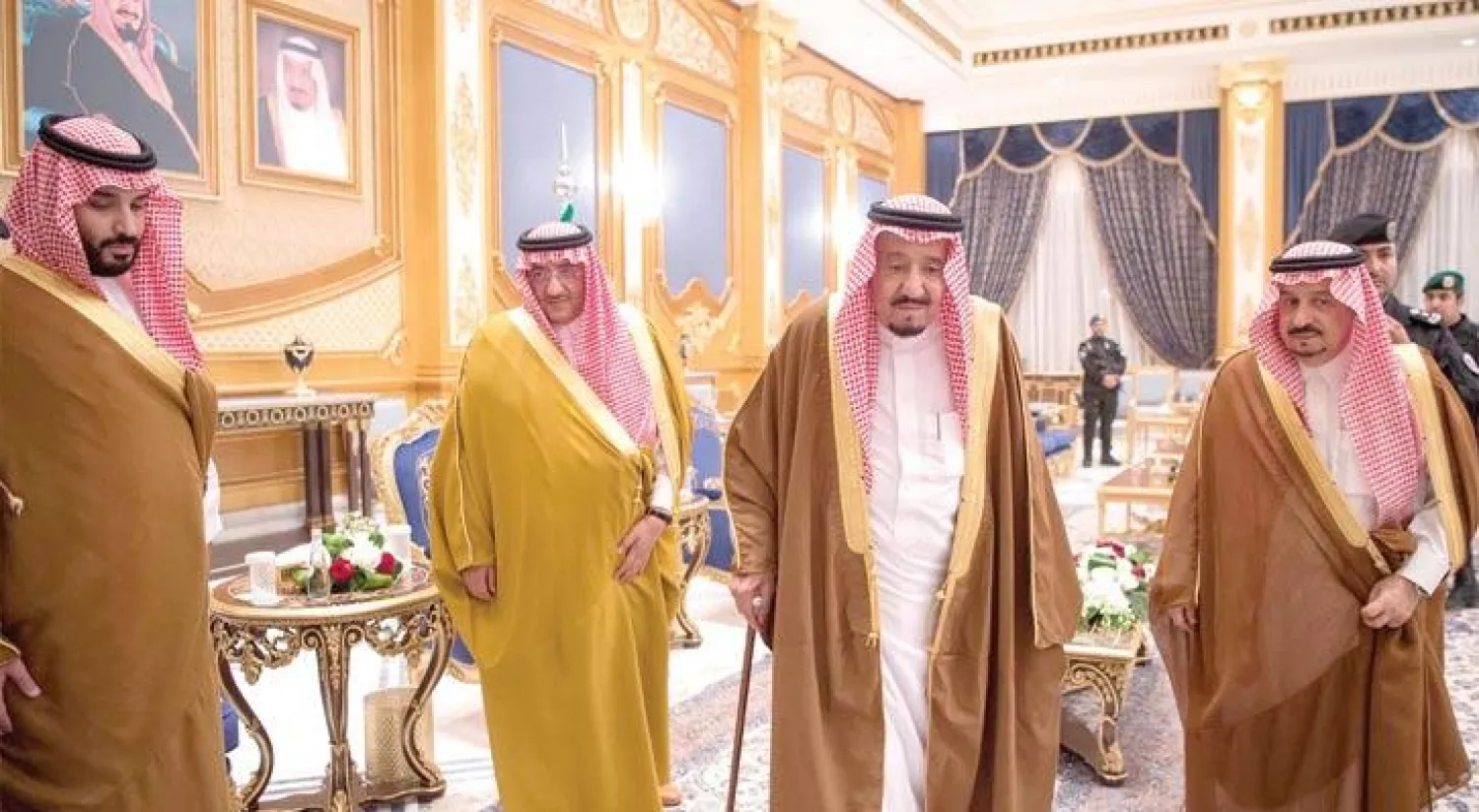 الملك سلمان مغادراً صالة التشريفات بالمطار بعد وصوله إلى الرياض أمس... ويبدو الأمير فيصل بن بندر والأمير محمد بن نايف ولي العهد والأمير محمد بن سلمان ولي ولي العهد (واس)