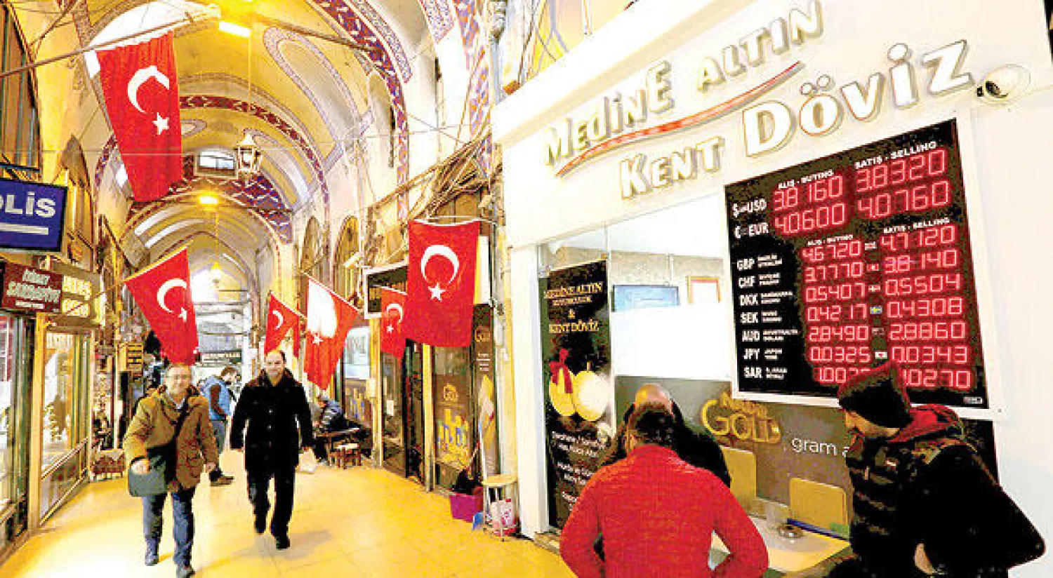 متسوقون داخل «البازار الكبير» في اسطنبول (رويترز)