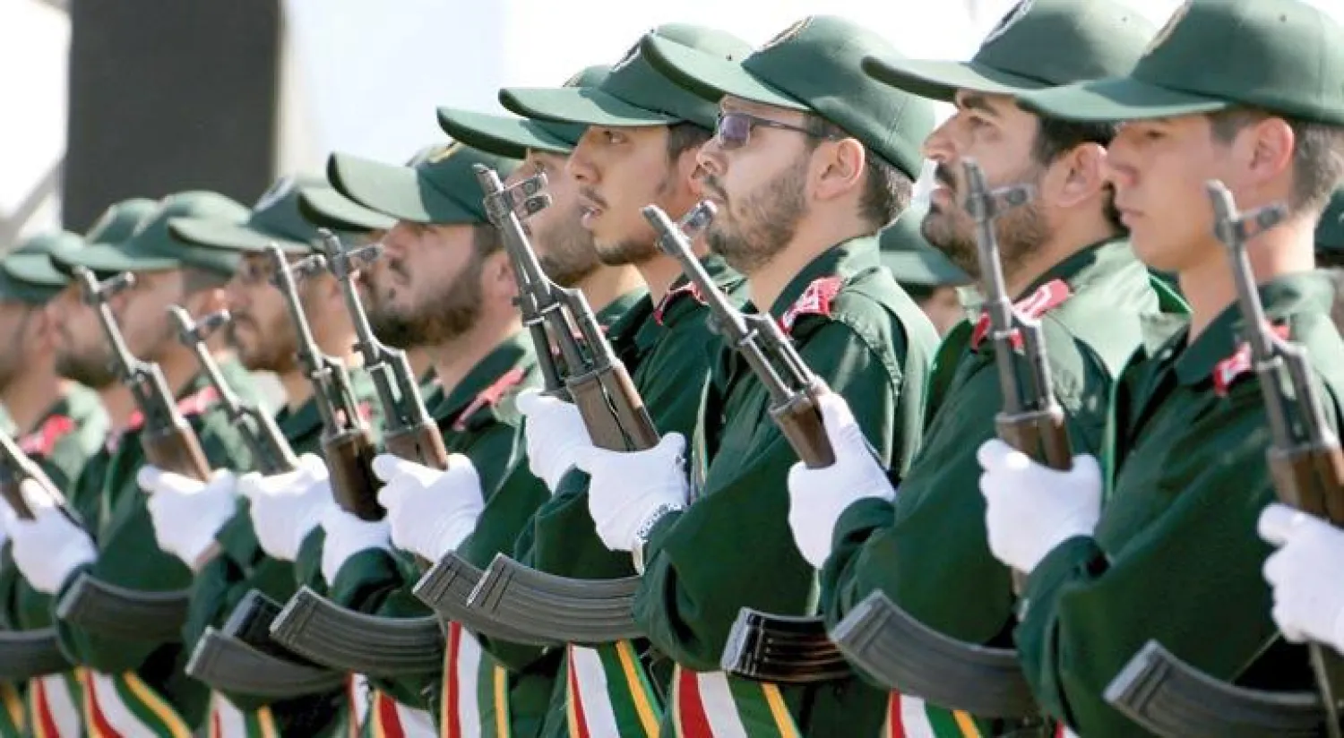 عناصر من الحرس الثوري الإيراني أثناء العرض العسكري بمناسبة ذكرى الحرب الإيرانية - العراقية (أ.ف.ب)