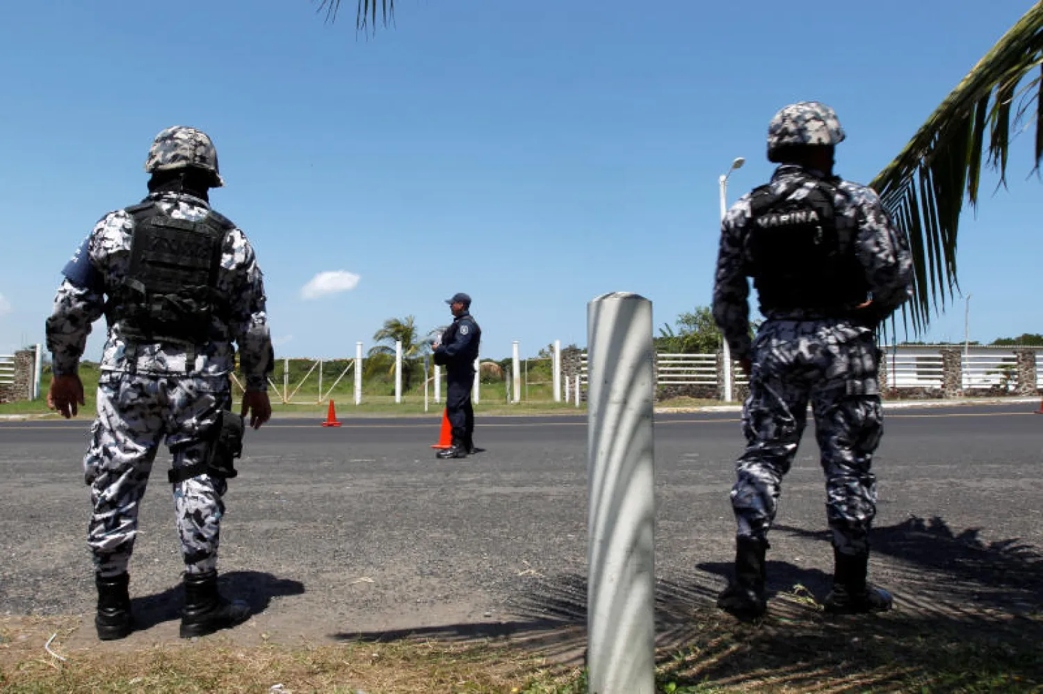 ضباط الشرطة البحرية يقفون في نقطة تفتيش بميناء فيراكروز في المكسيك (رويترز)